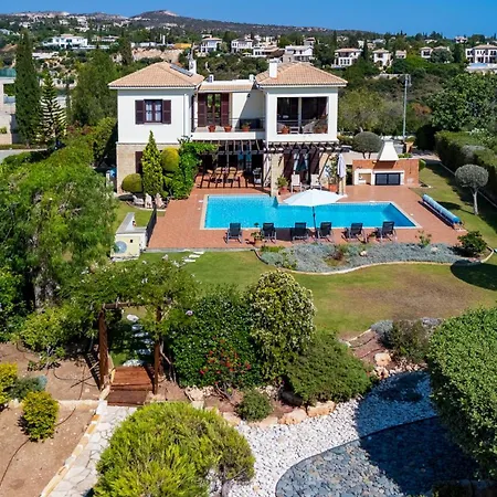 3 Bedroom Anarita With Private Pool, Aphrodite Hills بيت للعطل *