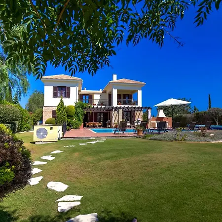 3 Bedroom Anarita With Private Pool, Aphrodite Hills بيت للعطل