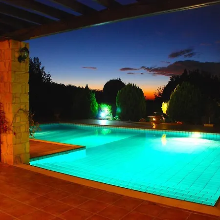 3 Bedroom Anarita With Private Pool, Aphrodite Hills بيت للعطل كوكليا