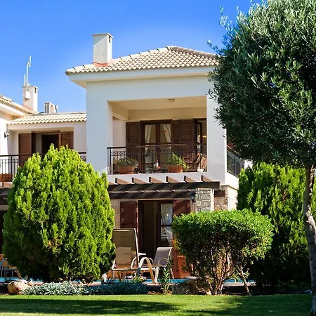 3 Bedroom Anarita With Private Pool, Aphrodite Hills بيت للعطل