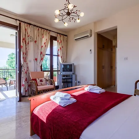 3 Bedroom Anarita With Private Pool, Aphrodite Hills بيت للعطل كوكليا