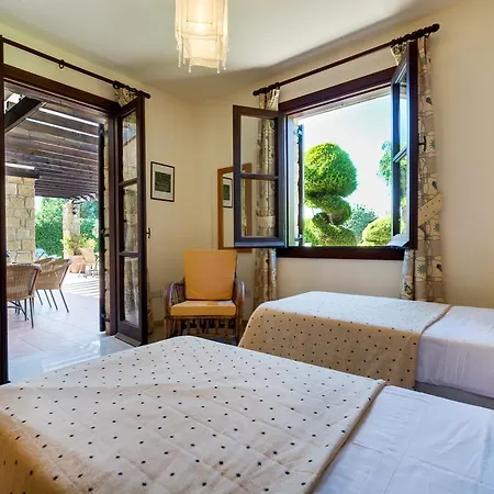 3 Bedroom Anarita With Private Pool, Aphrodite Hills Holiday home *