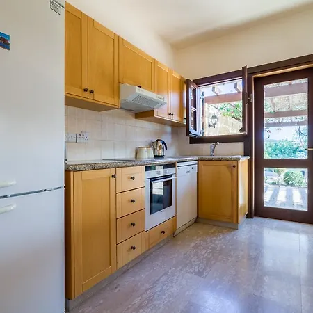 3 Bedroom Anarita With Private Pool, Aphrodite Hills קוקליה