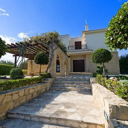 3 Bedroom Anarita With Private Pool, Aphrodite Hills בית נופש