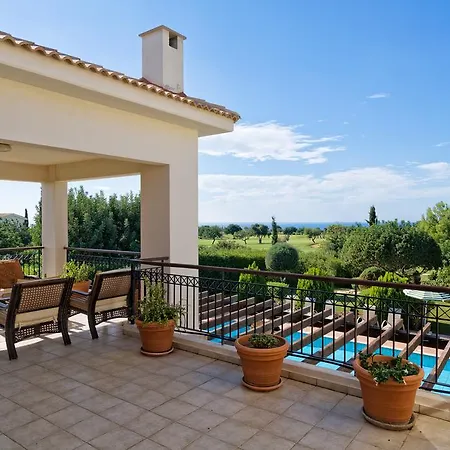 3 Bedroom Anarita With Private Pool, Aphrodite Hills Ferienhaus