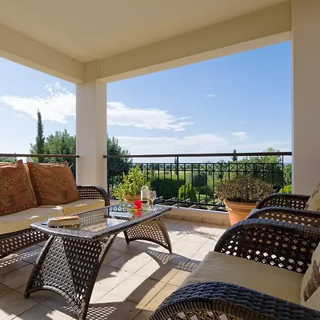 3 Bedroom Anarita With Private Pool, Aphrodite Hills בית נופש