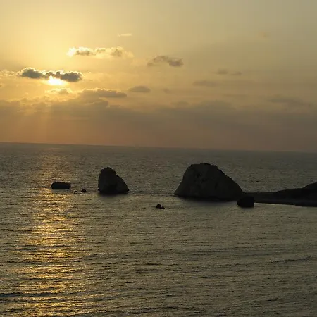 3 Bedroom Anarita With Private Pool, Aphrodite Hills קוקליה